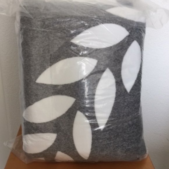 VS PINK Sherpa Blanket - Picture 3 of 5